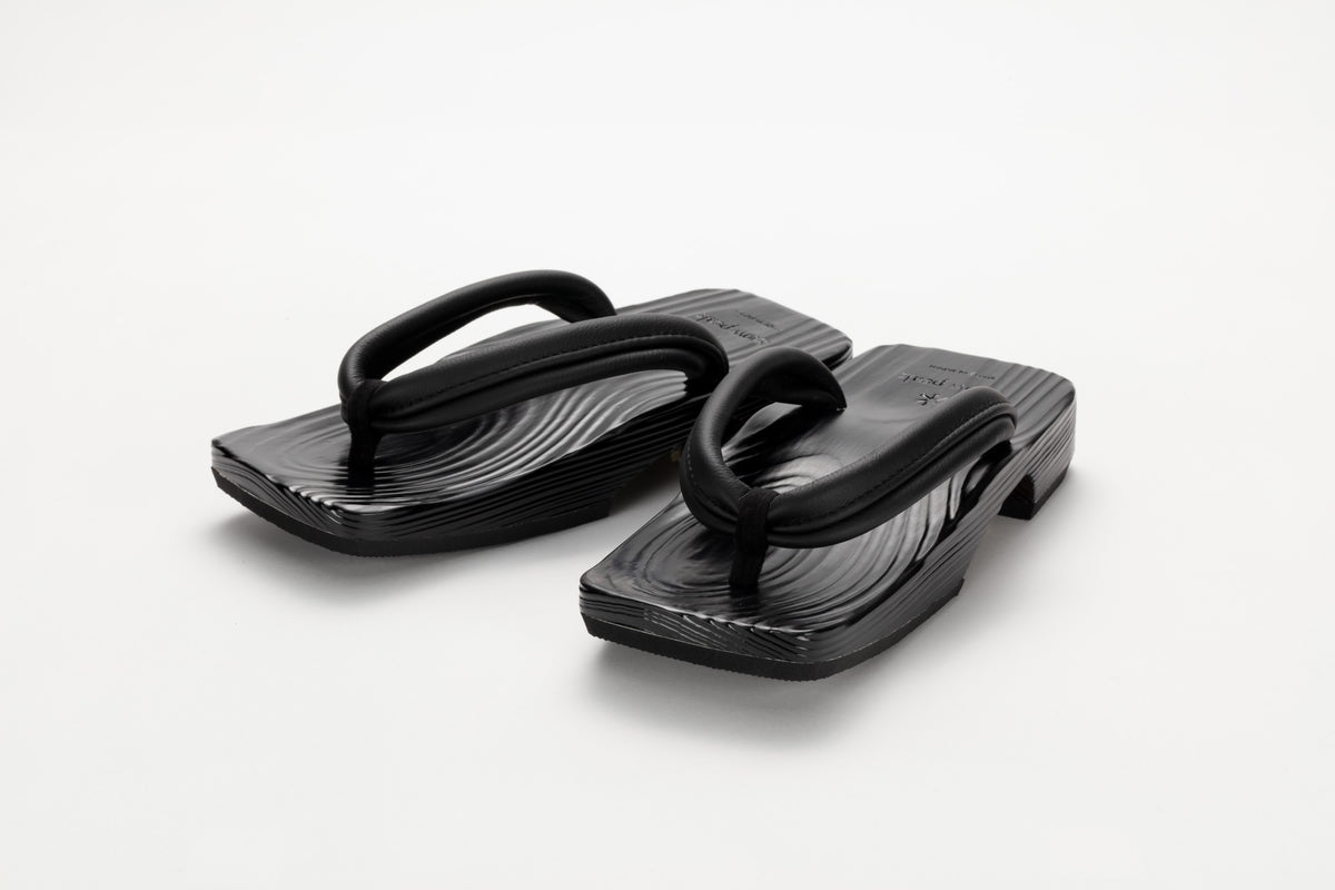 This is a Hita Geta made from Hita sugi wood for mens.